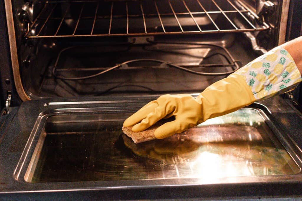 How to Quickly Clean: an Oven with Steam