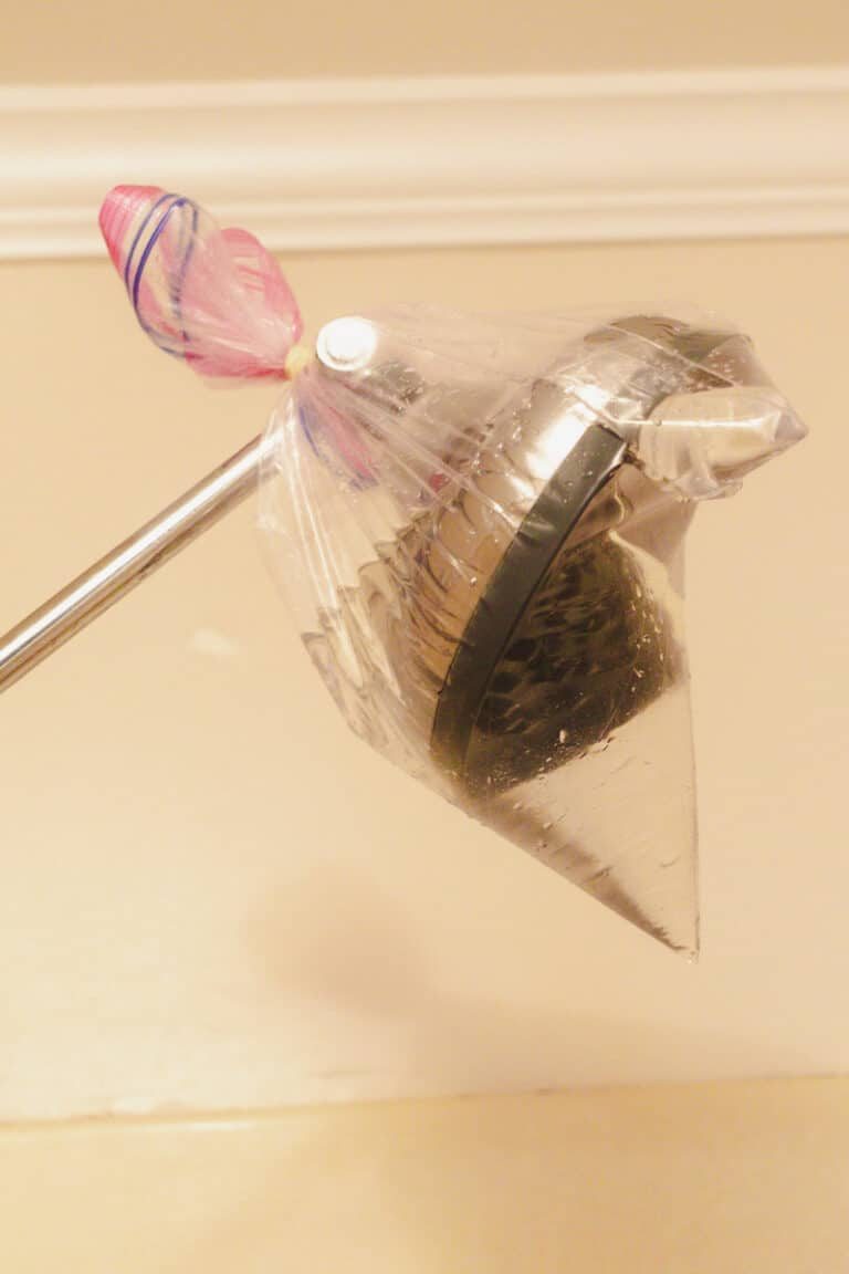 Tying a ziplock bag to the shower head with a rubber band to clean the spray nozzles.