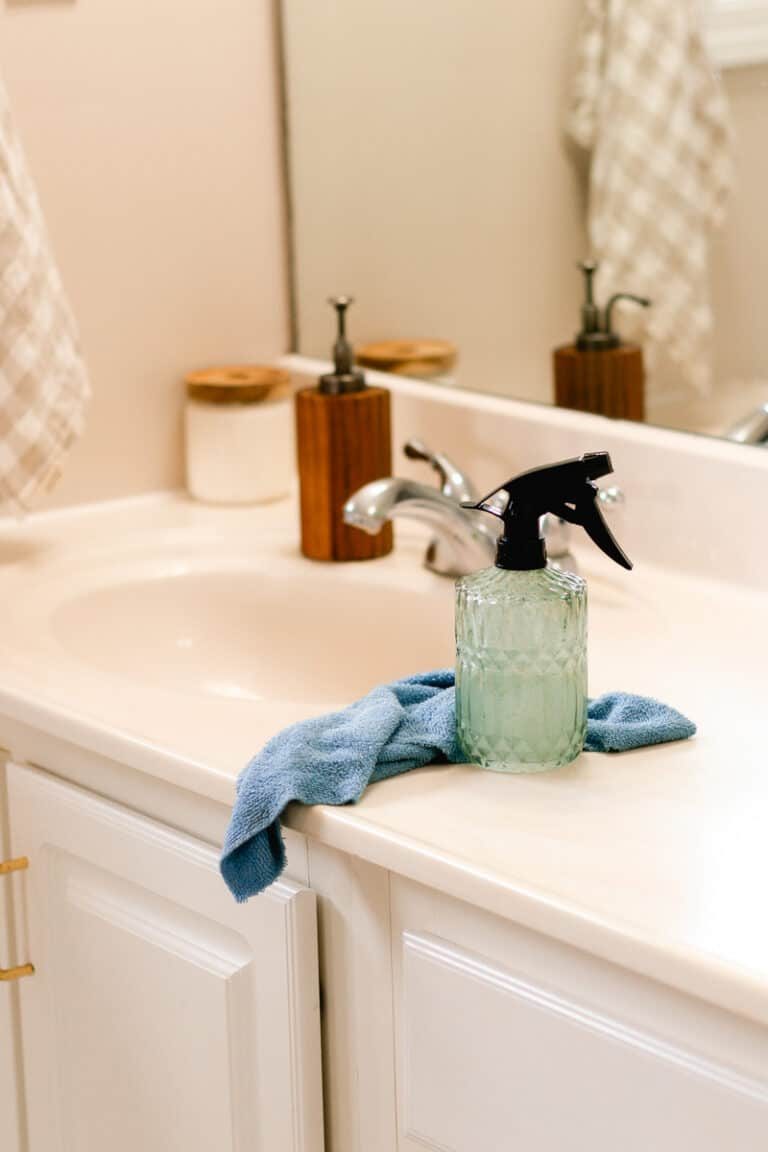 The clean bathroom after it has been wiped down with the soap scum spray.