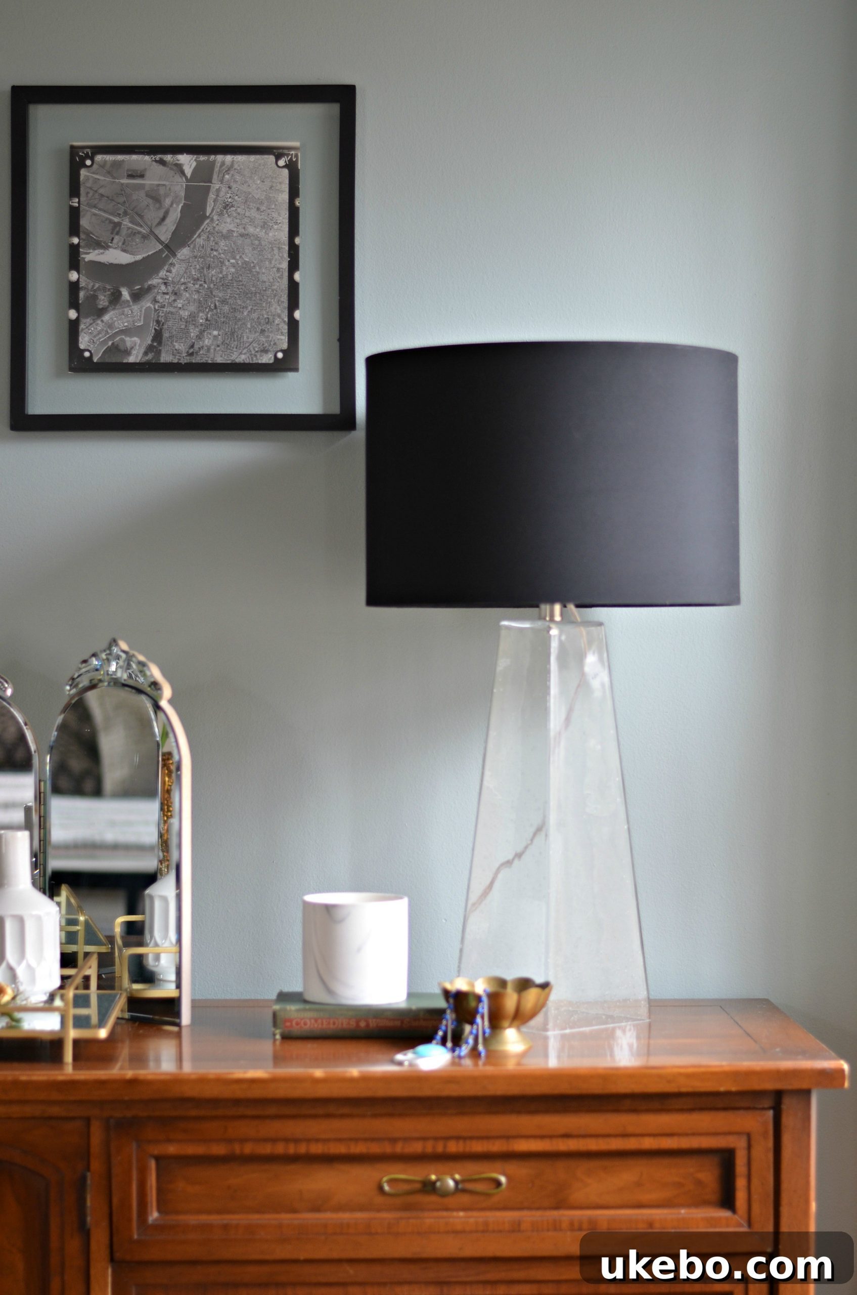 Clear glass base lamp