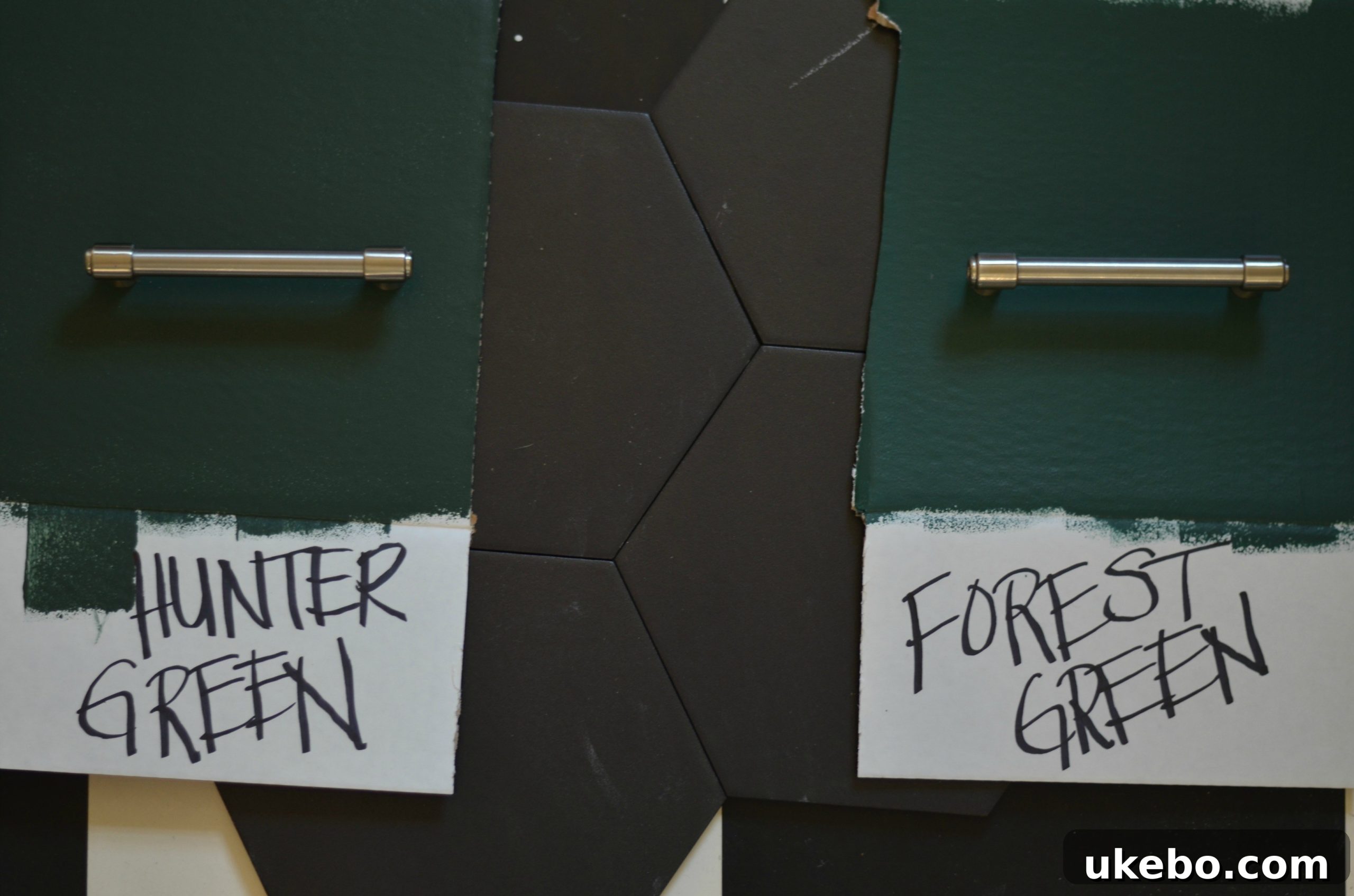 Closer look at Benjamin Moore Hunter Green and Forest Green paint samples