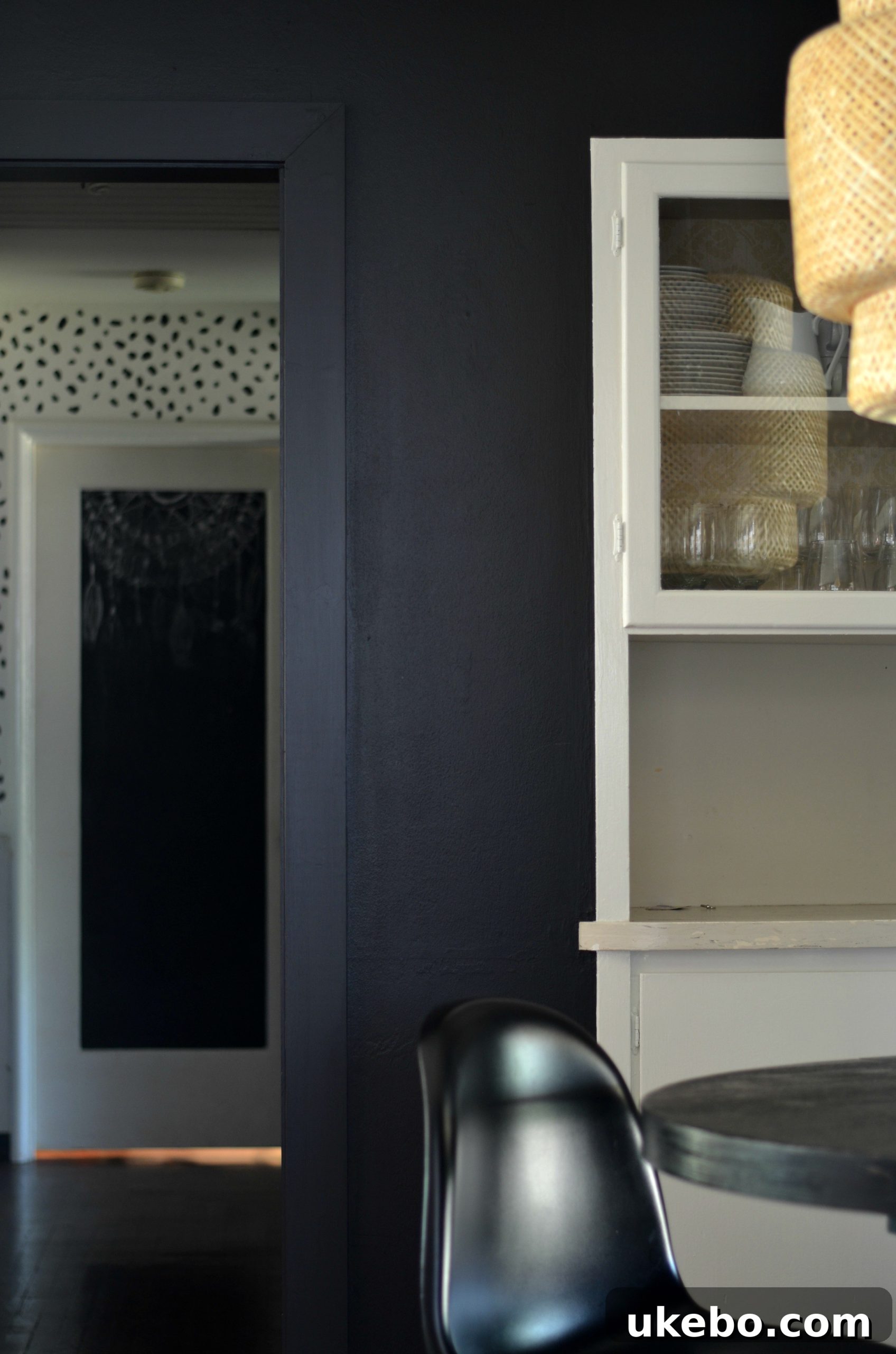 Another view of the black trim and walls.