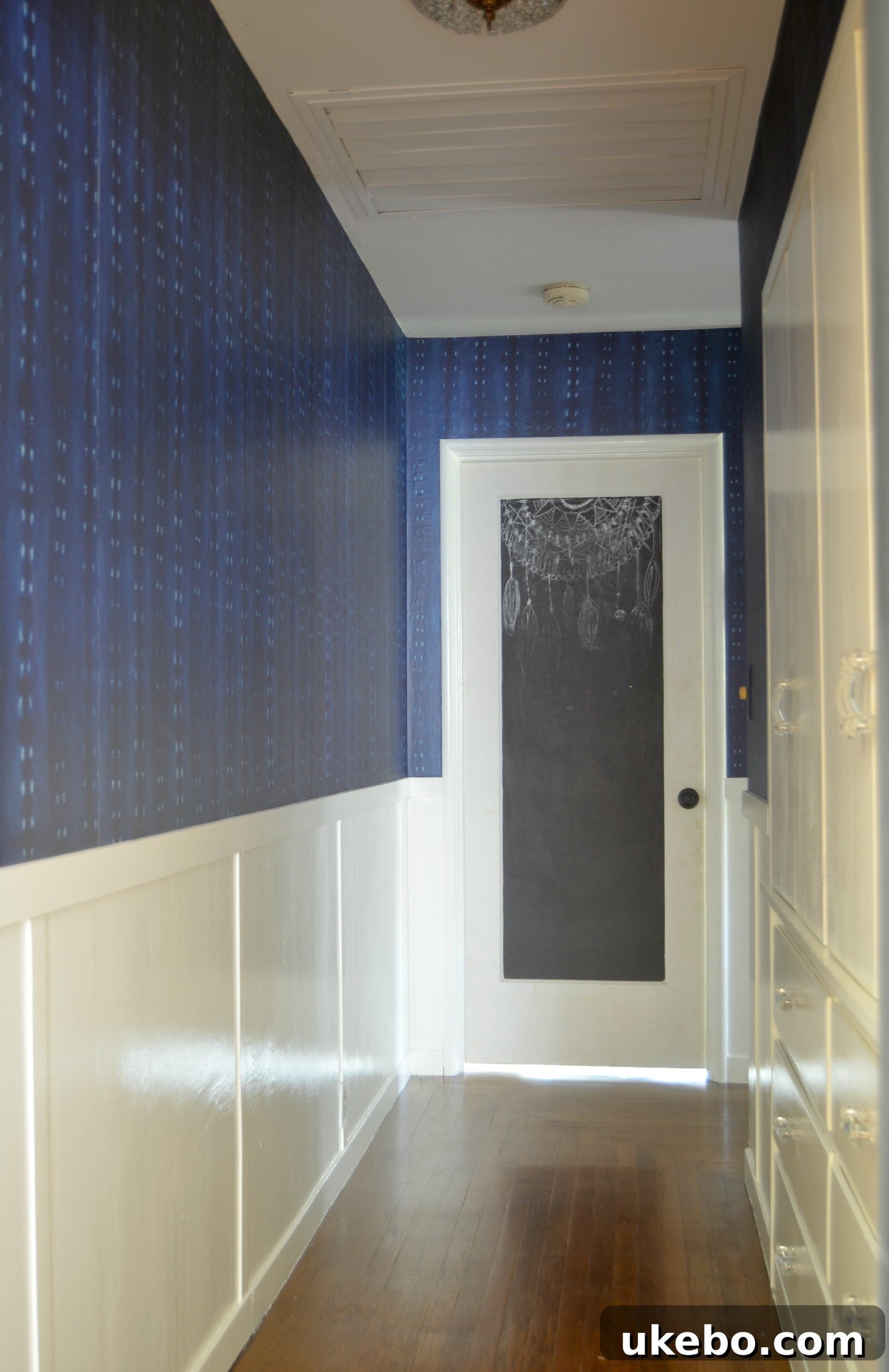 Stunning new wallpaper in the hallway, with a moody and luxurious mudcloth effect
