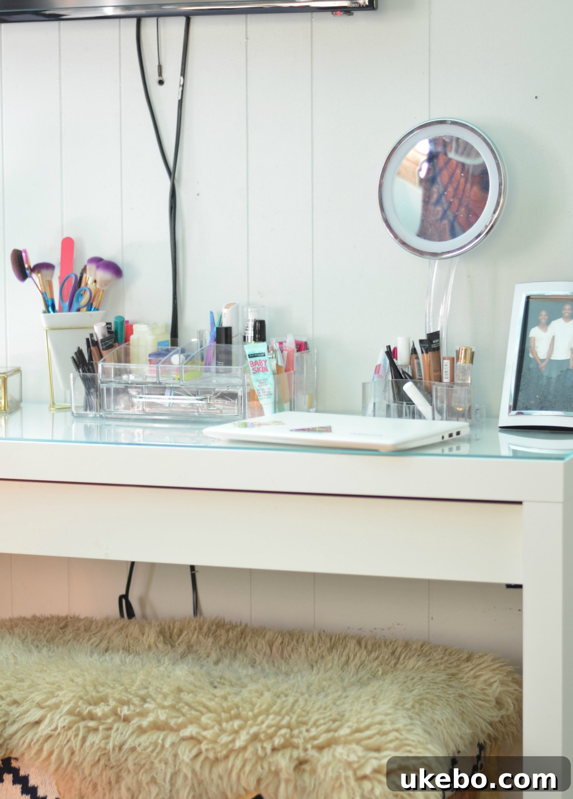 Side view of the MALM dressing table in her room