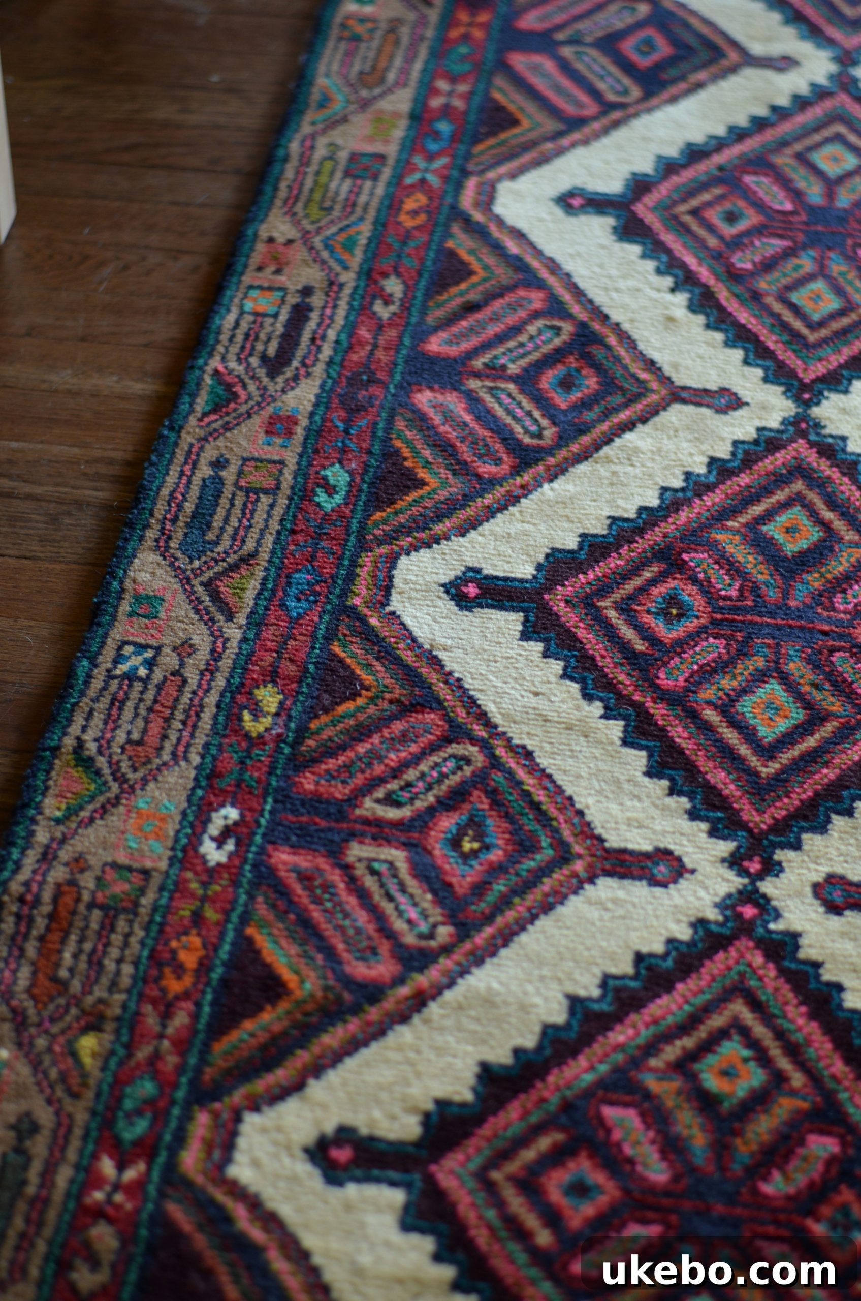 Another perspective of the rug, illustrating how its varied tones bring life to the narrow space