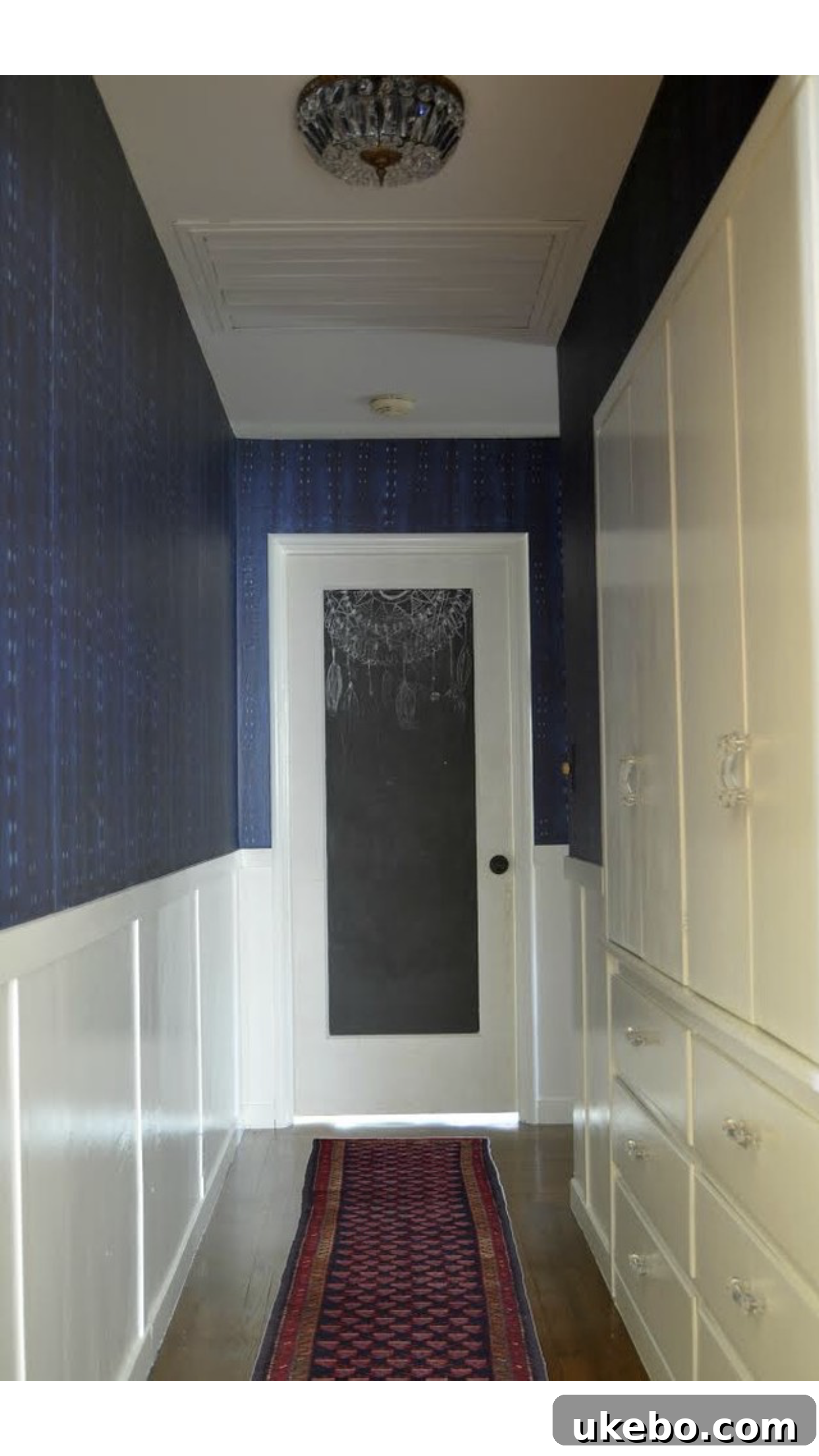 Digital mock-up of a vintage rug in the hallway, aiding in visualization