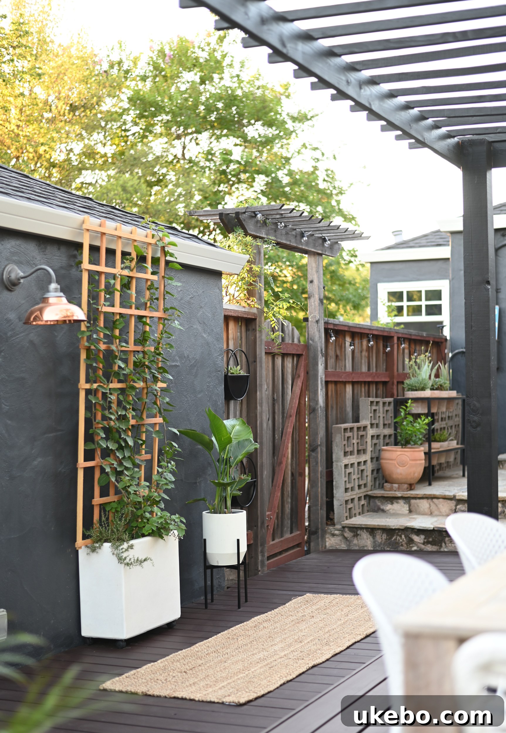 Outdoor plant arrangement