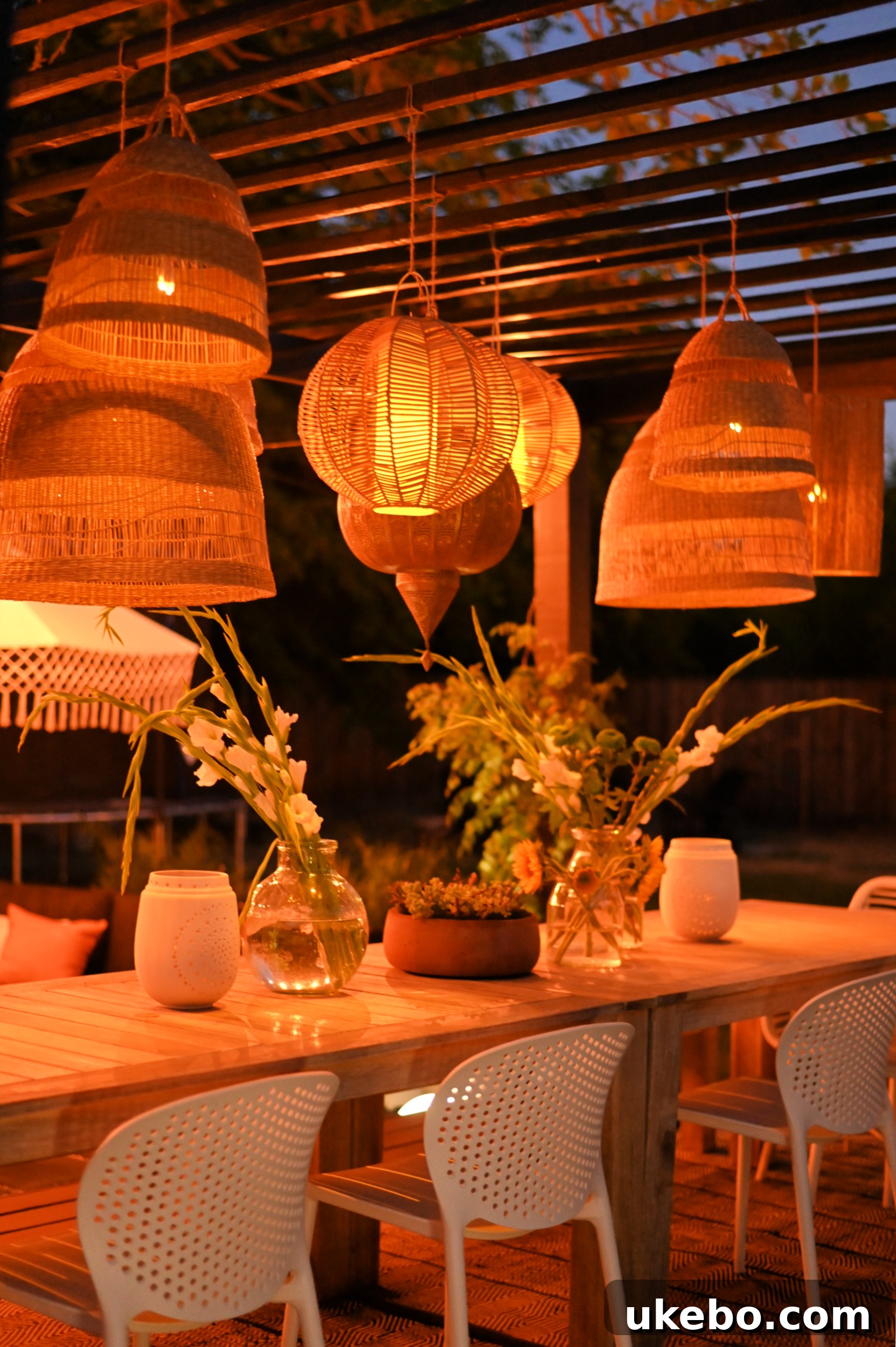 Patio lounge with sectionals illuminated