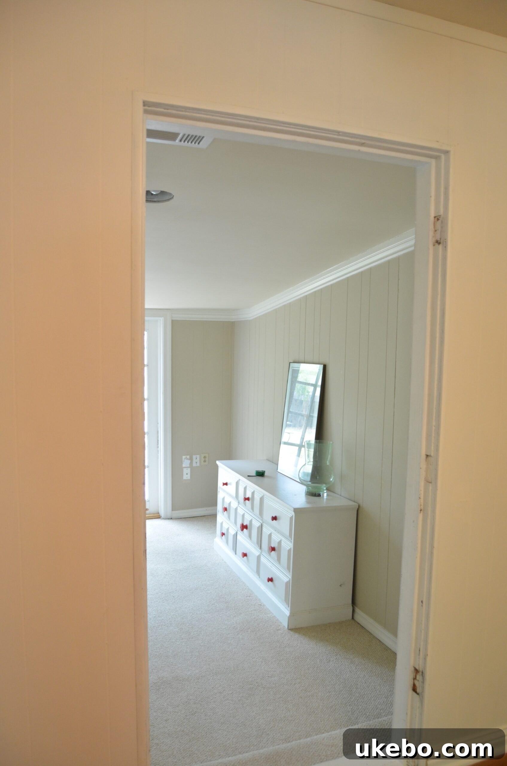 Original state of the room, looking like a den, before any modifications.